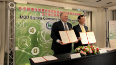 HIMSS president and CEO Hal Wolf and NHIA Director General Chung-Liang Shih during the signing of a memorandum of understanding in Taiwan